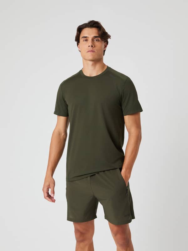 Modell framifrån i Borg Athletic T-Shirt i Forest Night (Grön) för herrar, perfekt för intensiv träning.