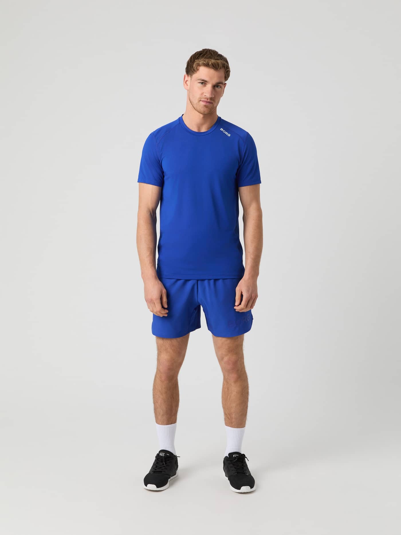 Borg Athletic T-Shirt i Surf The Web (Blå) set forfra på en mandlig model, perfekt til funktionel træning. - Image 3