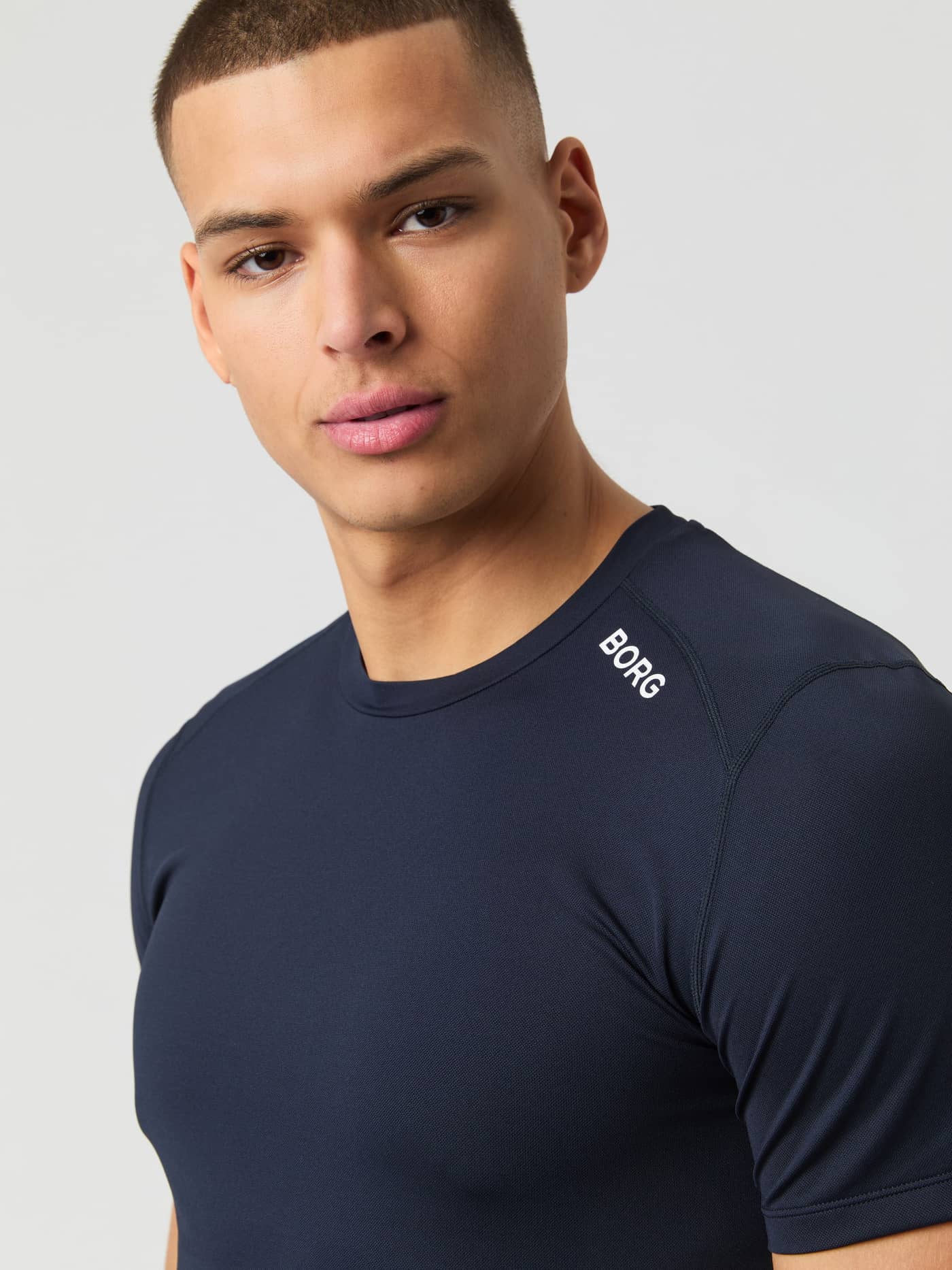 Borg Athletic T-Shirt i Night Sky (Marineblå) i nærbillede med fokus på pasform over bryst og skuldre til træning. - Image 4