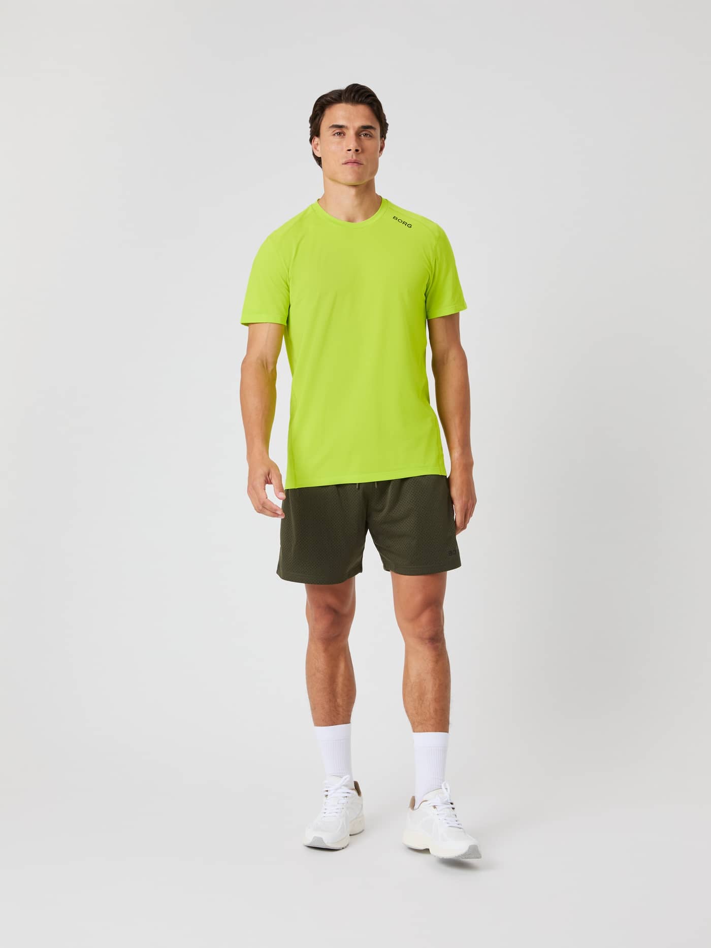 Borg Athletic T-Shirt i Acid Lime (Grøn) set forfra med et sort logo i let genanvendt materiale til træning. - Image 3