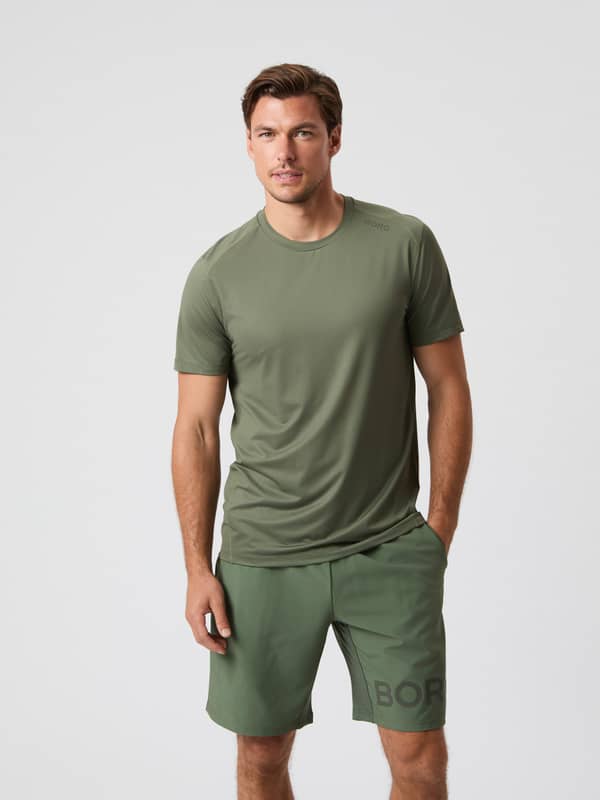 Borg Athletic T-Shirt i Thyme (Grön) för herrar sedd framifrån, en funktionell tränings-t-shirt i lätt material.