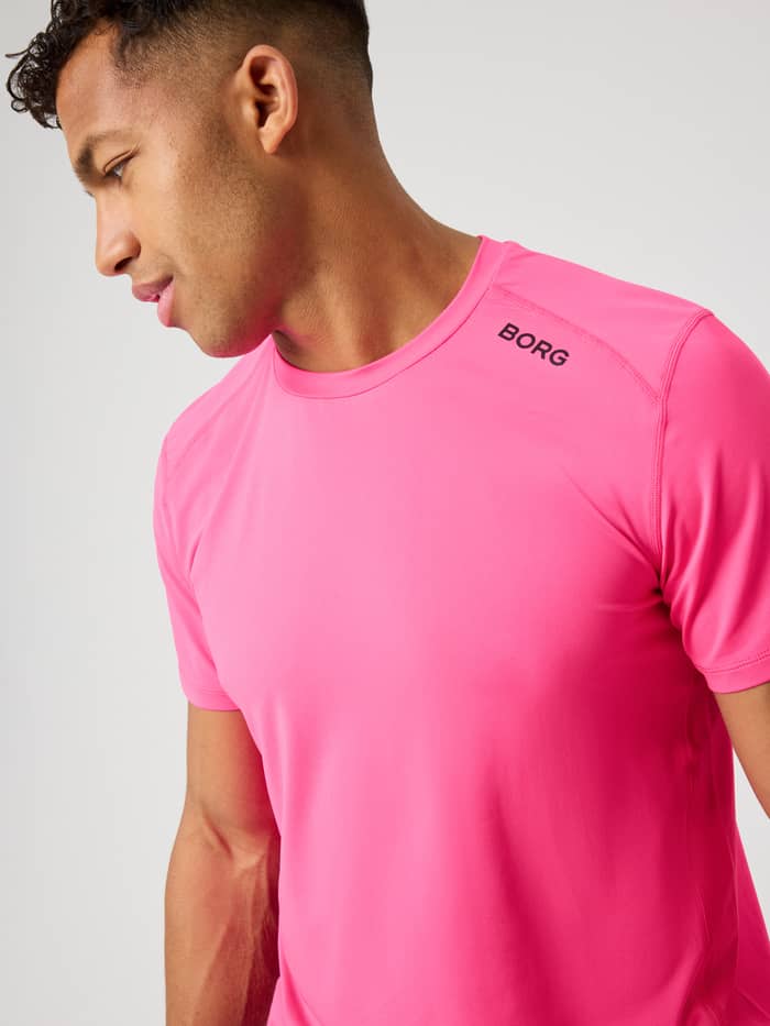 Borg Athletic T-Shirt i Pink Glo (Pink) set i nærbillede med sort skulderlogo til performance og træning.