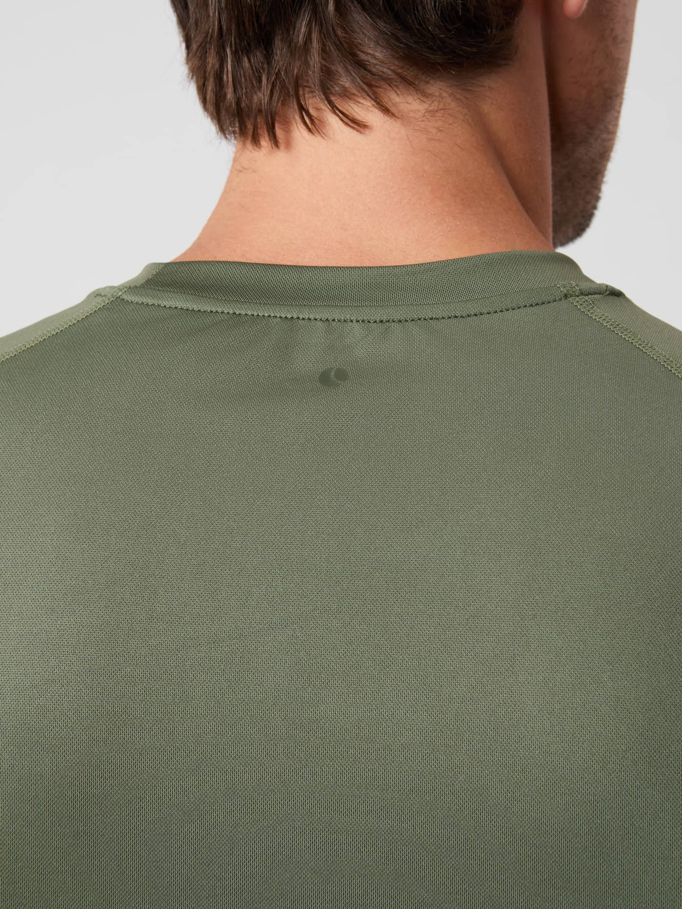 Närbild bakifrån på Borg Athletic T-Shirt i Thyme (Grön) för träning med en ton-i-ton logotypdetalj i nacken. - Image 4