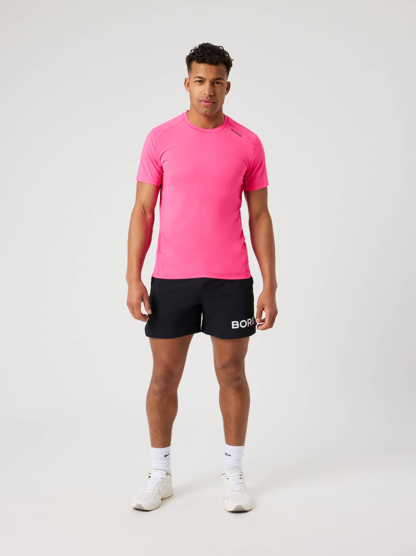 Borg Athletic T-Shirt i Pink Glo (Pink) set forfra på en mand med et sort logo til træning. - Image 3