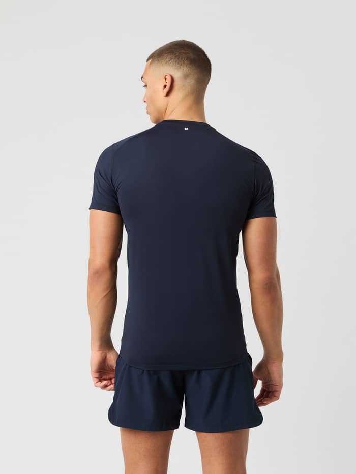 Achteraanzicht van een man in het Borg Athletic T-Shirt in Night sky (Marineblauw) voor training, stijl en prestatie. - Image 2