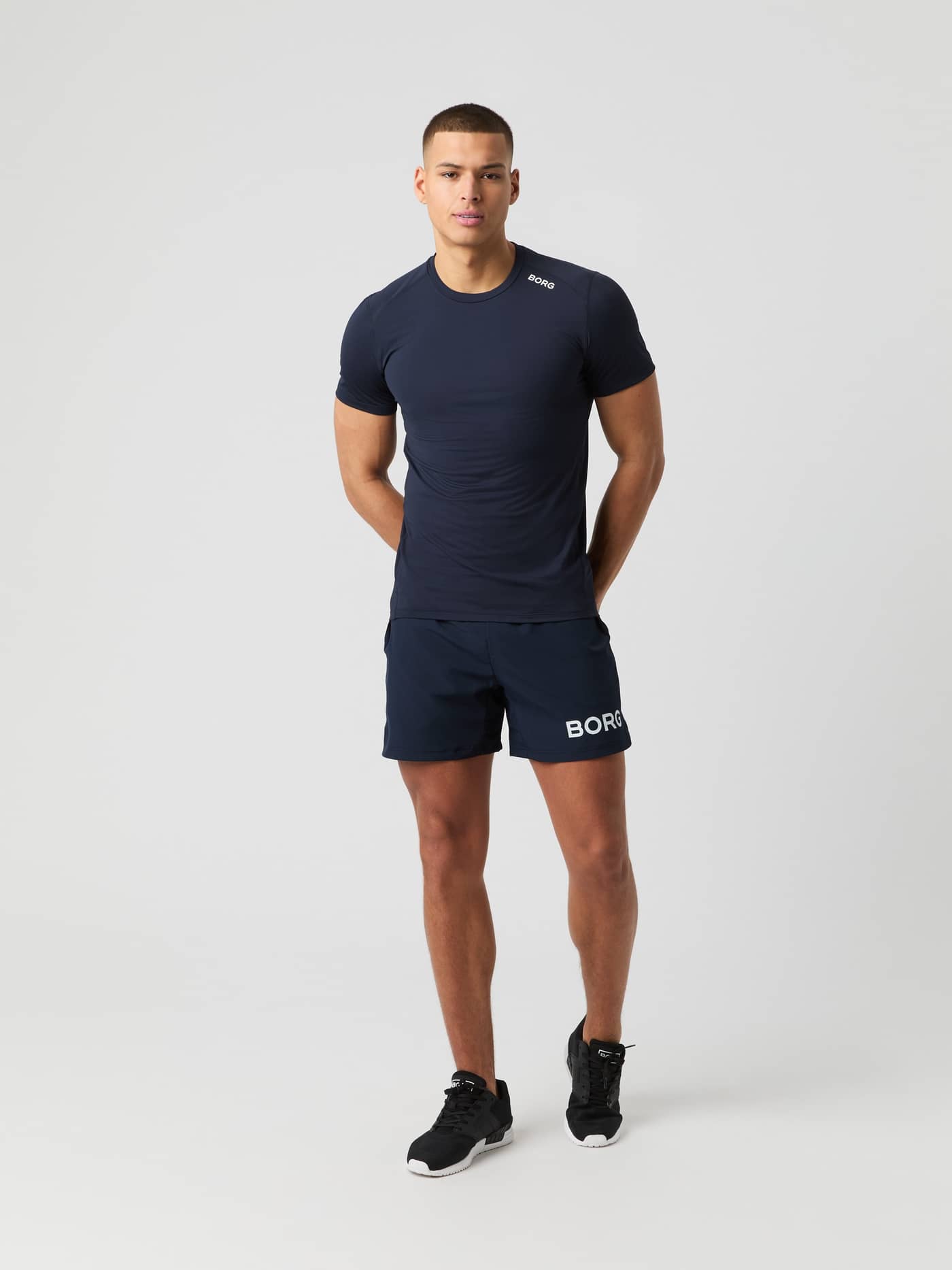 Borg Athletic T-Shirt i Night Sky (Marineblå) set forfra på en mand til træning med matchende shorts. - Image 3