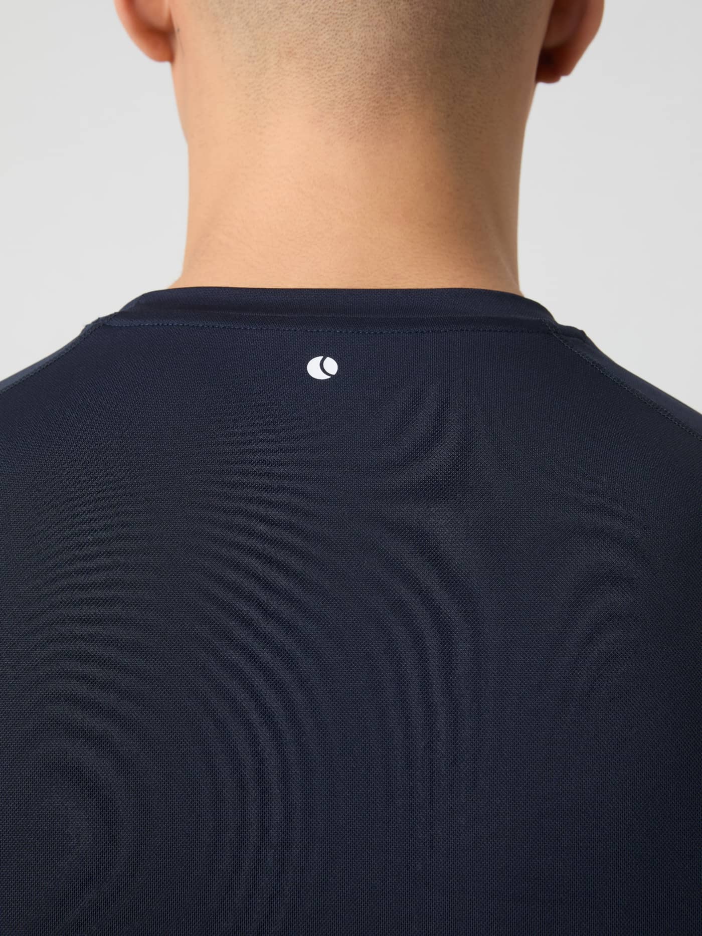 Borg Athletic T-Shirt i Night Sky (Marineblå) set i nærbillede bagfra med et hvidt logo til træning. - Image 5