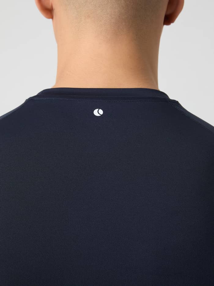 Close-up van het Borg Athletic T-Shirt in Night sky (Marineblauw) met wit logo in de nek voor training. - Image 5