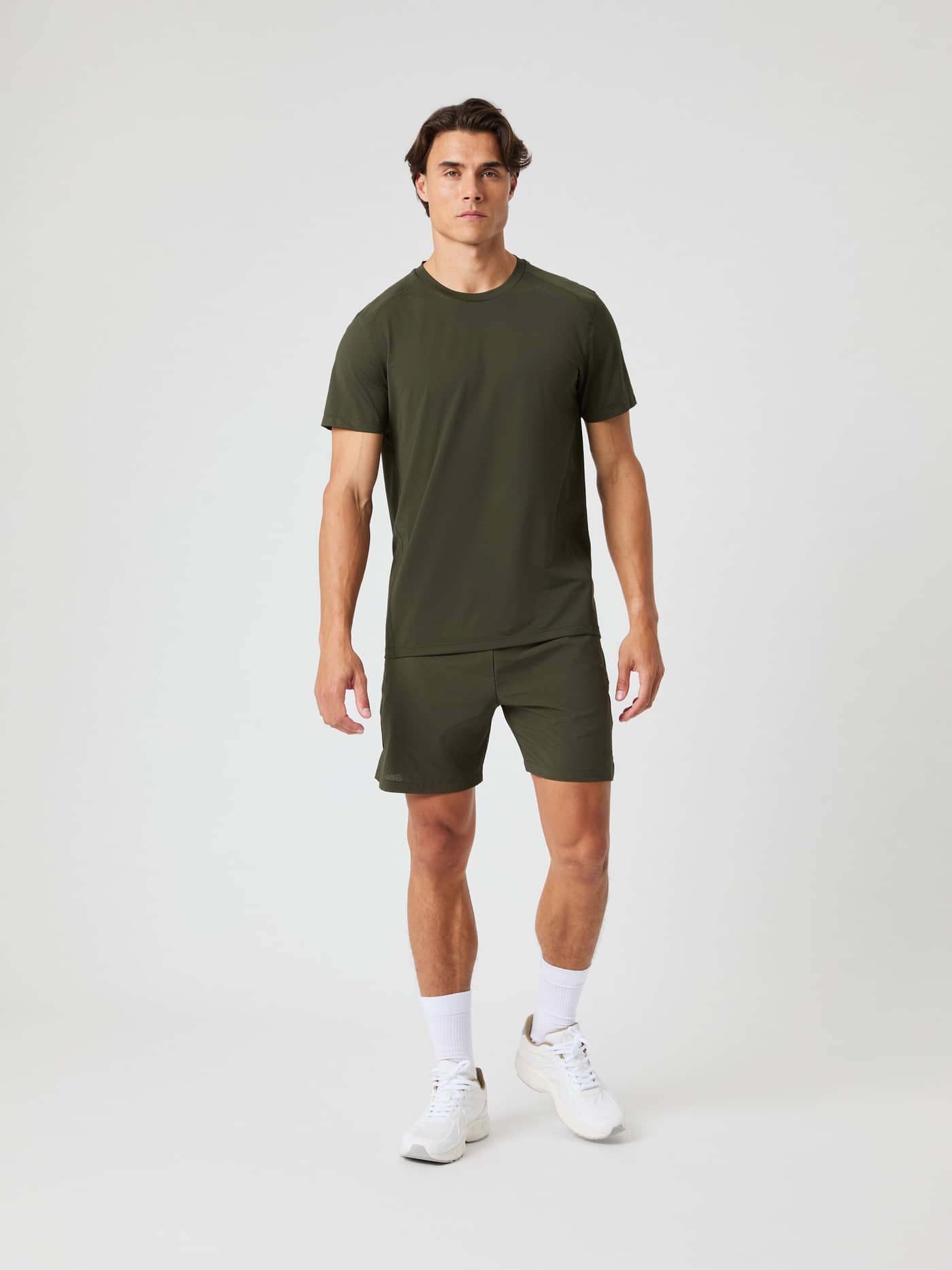 Vooraanzicht van een man in het Borg Athletic T-Shirt in Forest Night (Groen) voor training en prestaties. - Image 3