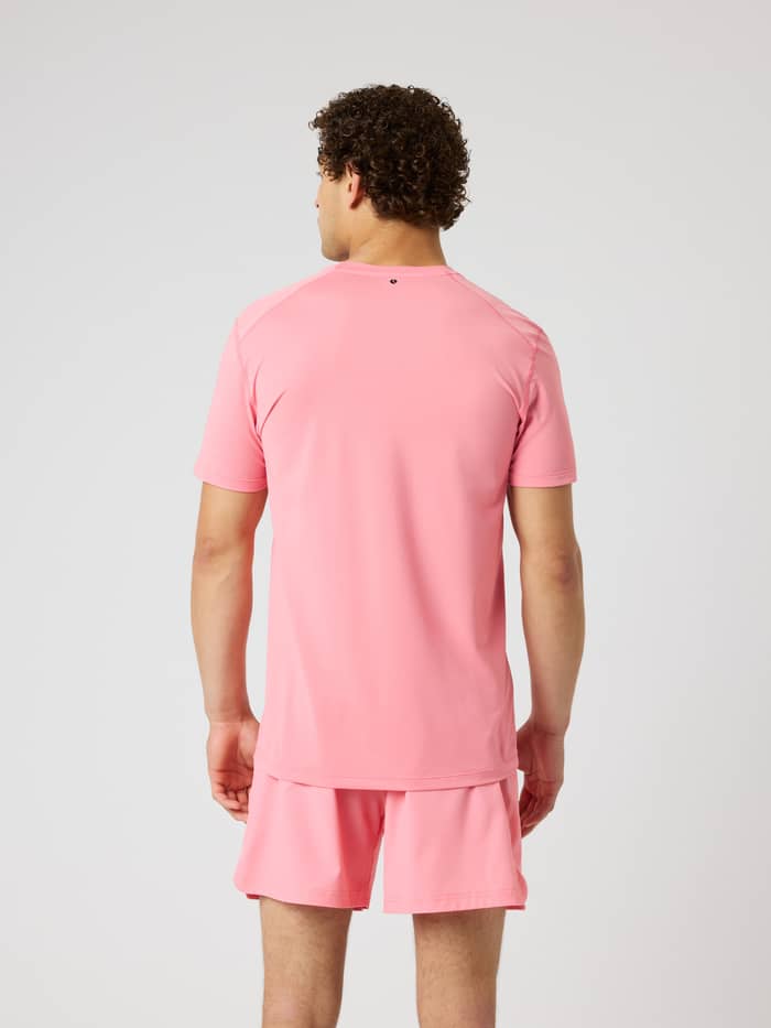 Achteraanzicht van een model in het Borg Athletic T-Shirt in Strawberry Ice (Roze) voor ademende training en tennis. - Image 2