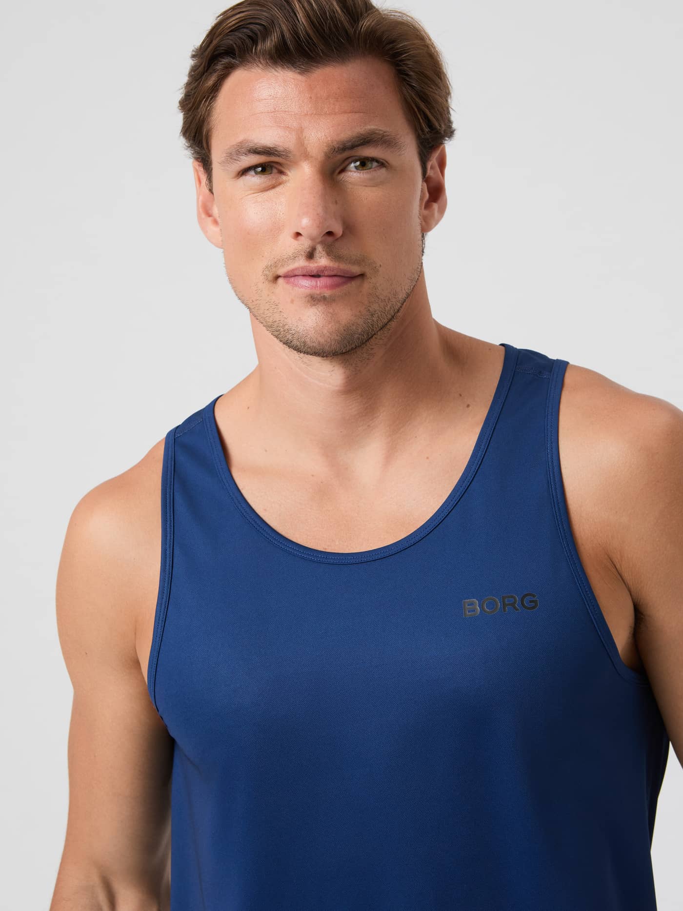 Vorderansicht des Borg Athletic Tank in Estate Blue (Blau) mit dunklem Logo für Performance-Training. - Image 5