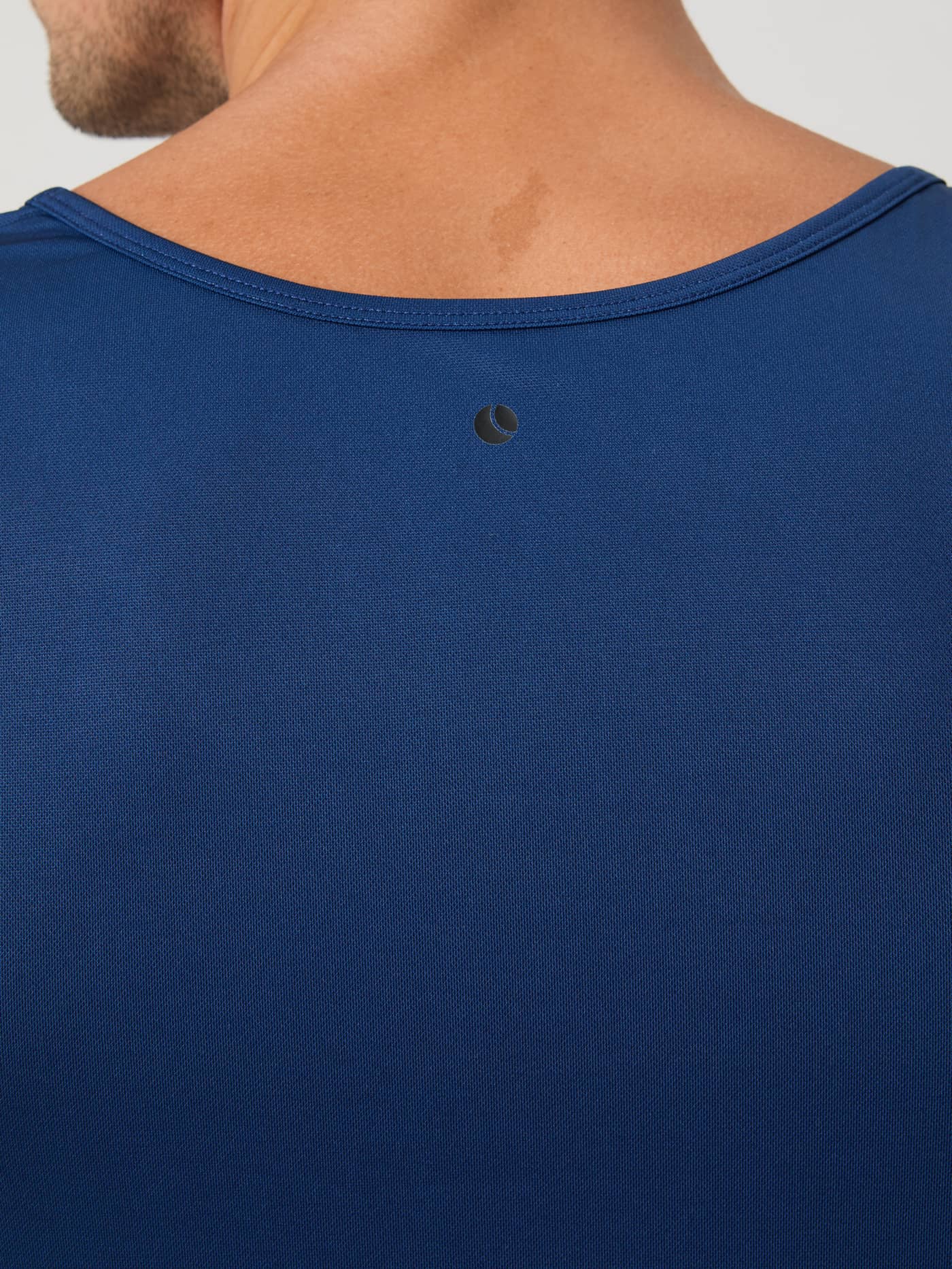 Rückansicht des Borg Athletic Tank in Estate Blue (Blau) mit schwarzem Tennis-Logo für funktionales Männertraining. - Image 4