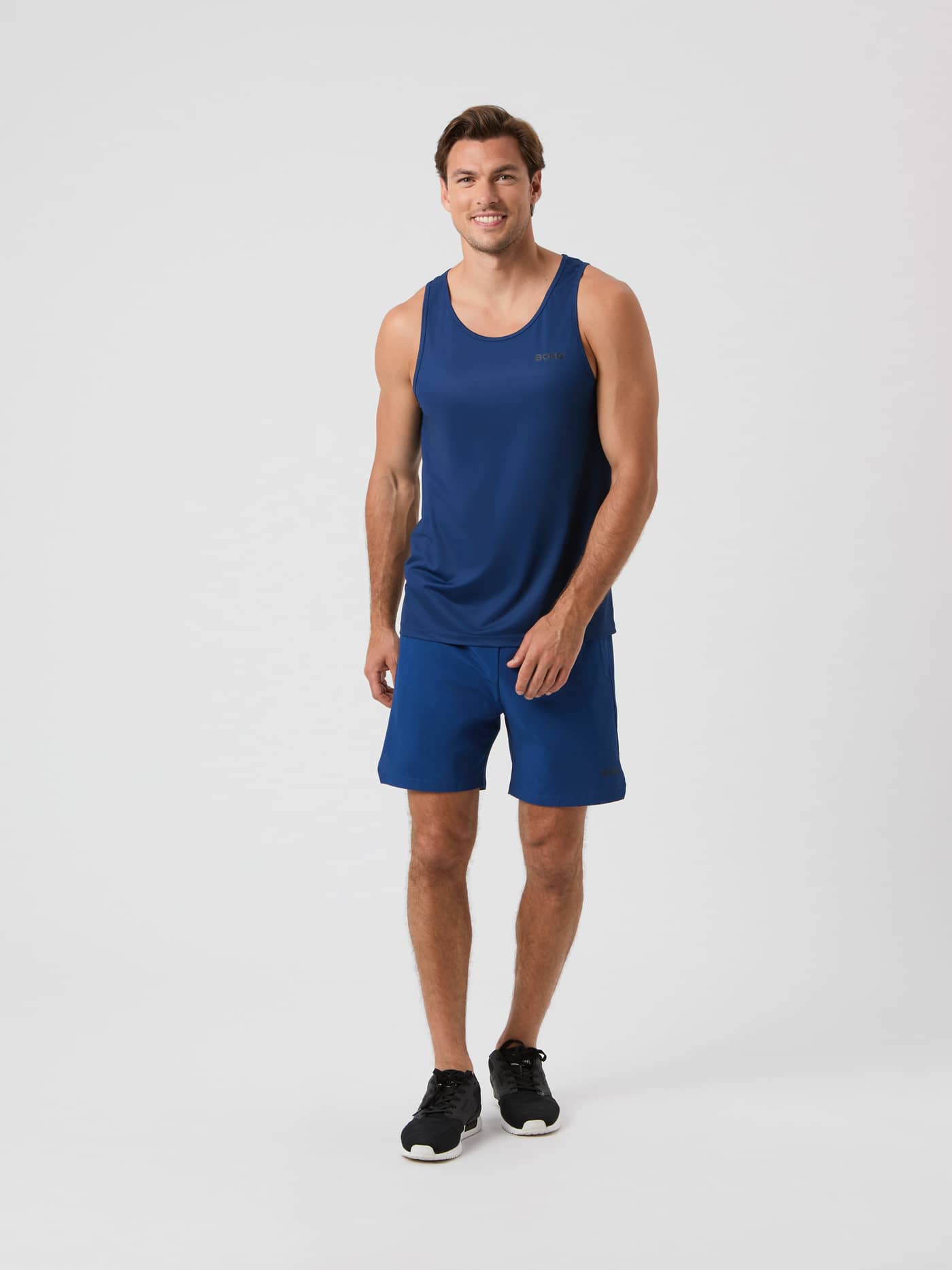 Vorderansicht eines Mannes im Borg Athletic Tank in Estate Blue (Blau) mit schwarzem Logo für das Training. - Image 3