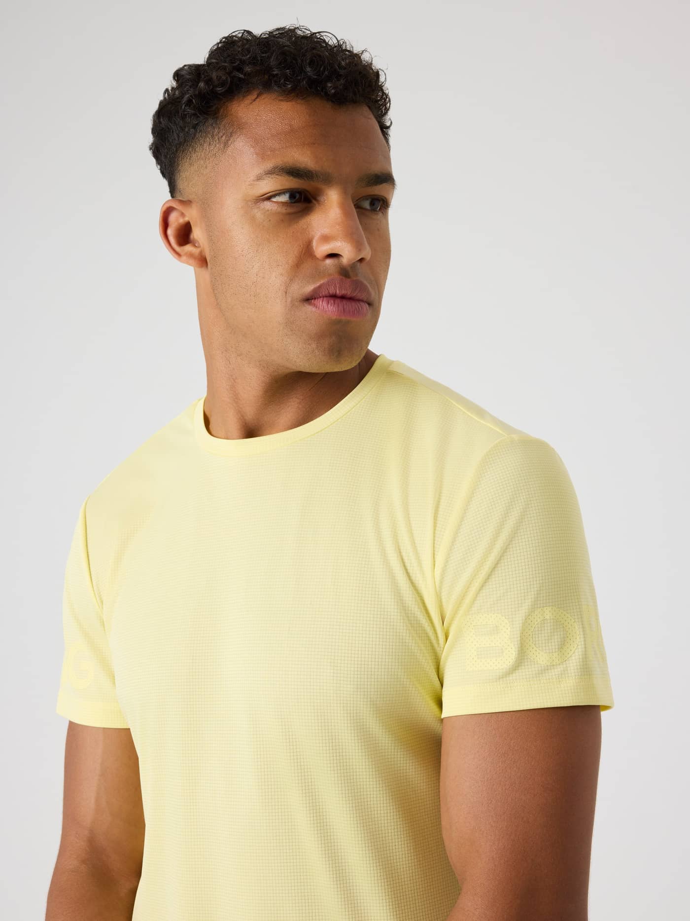Primer plano frontal de hombre con la Borg Light T-Shirt en Lemonade (Amarillo) de tejido estructurado para entrenamiento. - Image 5