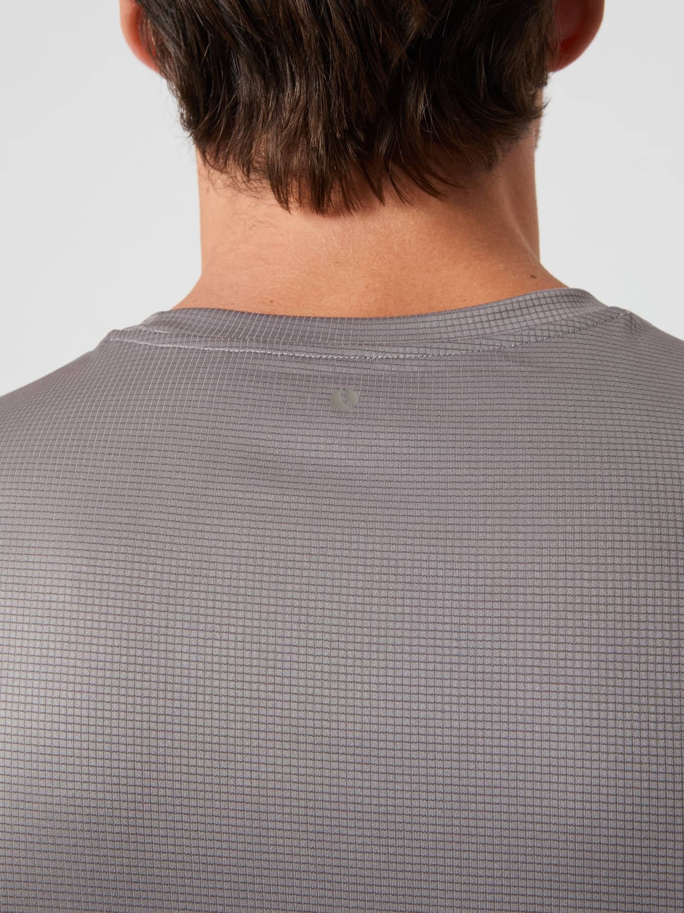 Vista posterior de la Borg Light T-Shirt en Brushed Nickel (Gris) de entrenamiento con tejido estructurado y logo de tenis. - Image 4