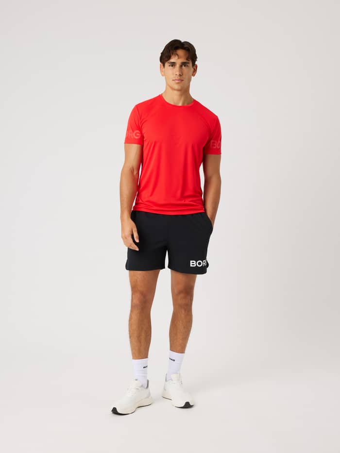 Vorderansicht eines Models im Borg Light T-Shirt in Flame Scarlet (Rot) mit regulärer Passform für aktives Training. - Image 3