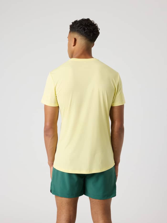 Achteraanzicht van een man in het Borg Light T-Shirt in Lemonade (Geel), een performance shirt voor tennis en training. - Image 2