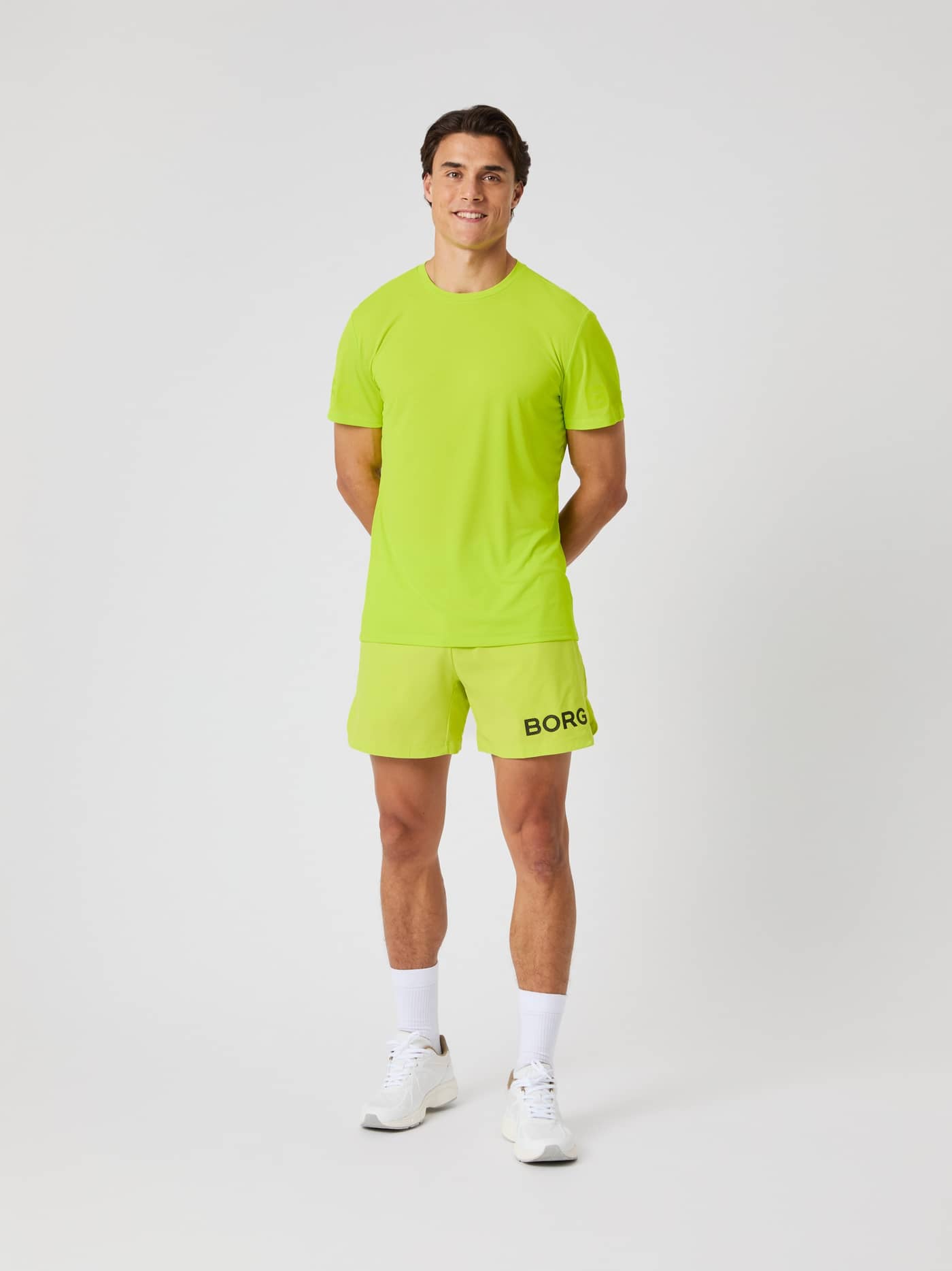 Borg Light T-Shirt i Acid Lime (Grøn) set forfra på en mand, ideel til performance og træning. - Image 3