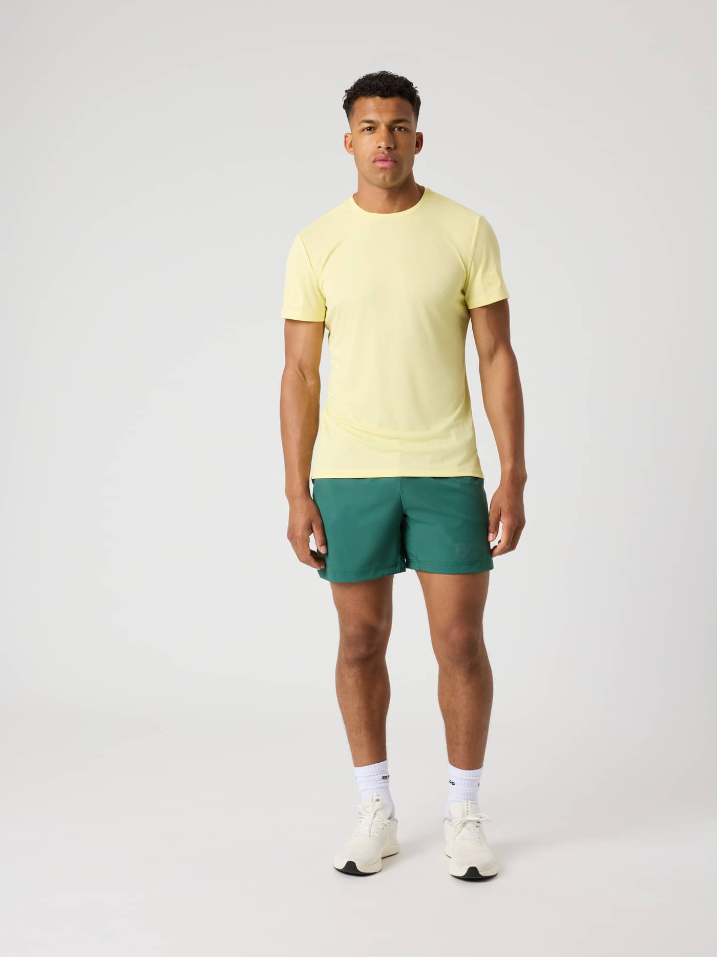 Vista frontal de cuerpo entero de un hombre con la Borg Light T-Shirt en Lemonade (Amarillo) para entrenamiento y tenis. - Image 3