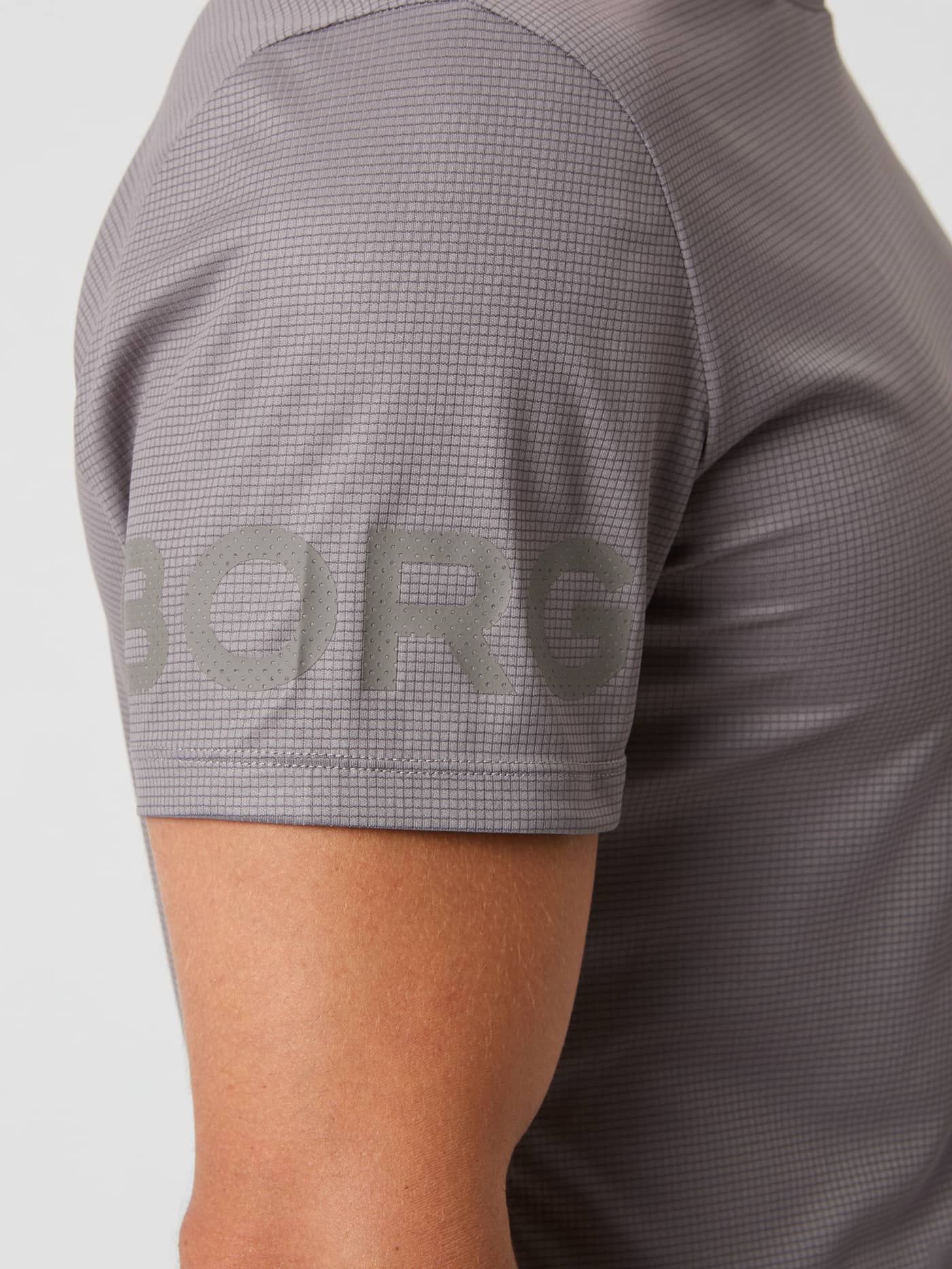 Primer plano de la Borg Light T-Shirt en Brushed Nickel (Gris) con logo BORG y tejido estructurado de entrenamiento. - Image 5