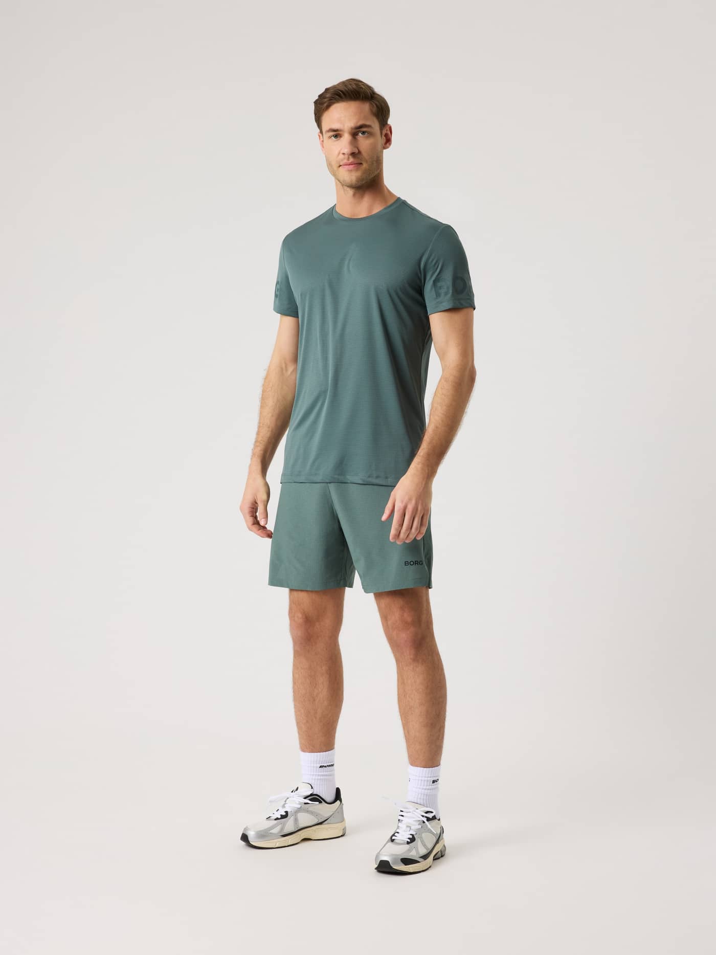 Borg Light T-Shirt i Balsam Green (Grön) sedd framifrån i helfigur på en man, perfekt för funktionell träning. - Image 3