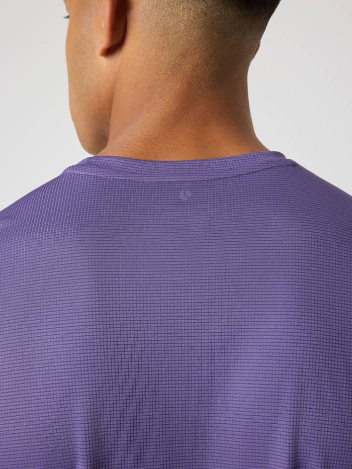 Achterzijde van het Borg Light T-Shirt in Mystical (Paars) met tonaal tennisbal-logo voor tennis en training. - Image 4