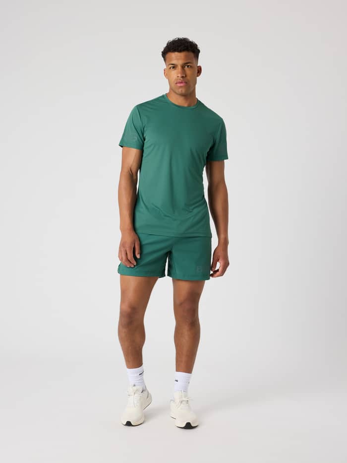Vooraanzicht van een man in het functionele Mallard Green (Groen) Borg Light T-Shirt voor training. - Image 3