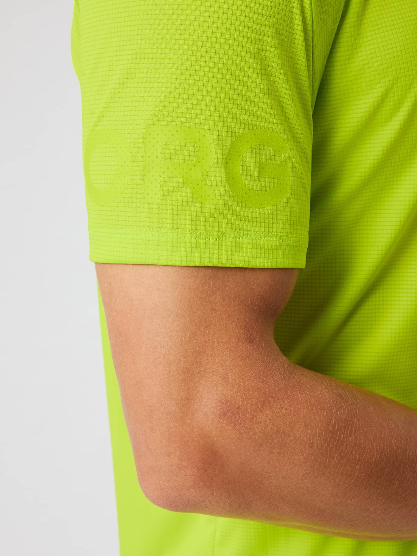 Borg Light T-Shirt i Acid Lime (Grøn) vist i nærbillede af ærmet med tonalt logo og struktureret træningsstof. - Image 4