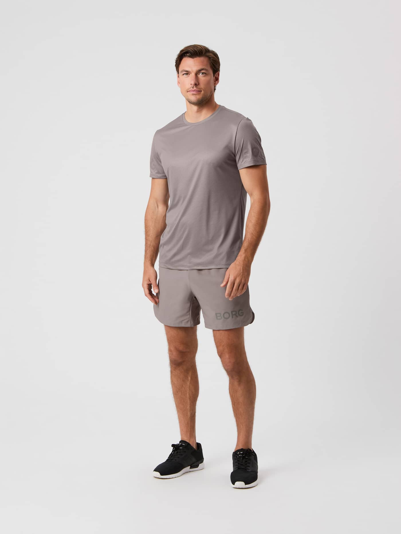 Vista frontal de la Borg Light T-Shirt en Brushed Nickel (Gris), una camiseta funcional y ligera de entrenamiento. - Image 3