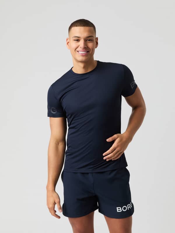 Modell sedd framifrån i Borg Light T-Shirt i Night Sky (Marinblå) för tennis och träning.