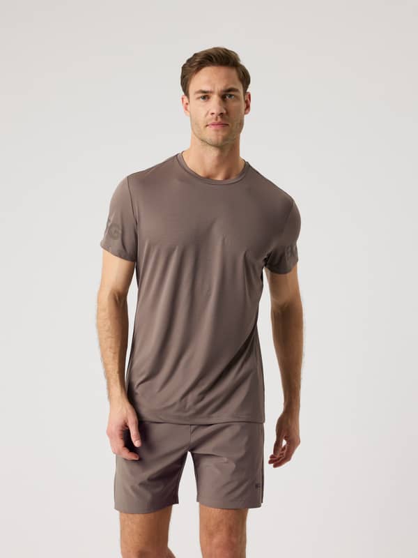Vooraanzicht van een man in het Borg Light T-Shirt in Falcon (Bruin) met tonale mouwlogo's van trainingsstof.