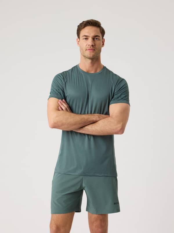 Vue de face d'un homme portant le Borg Light T-Shirt en Balsam Green (Vert) pour l'entraînement et le tennis.