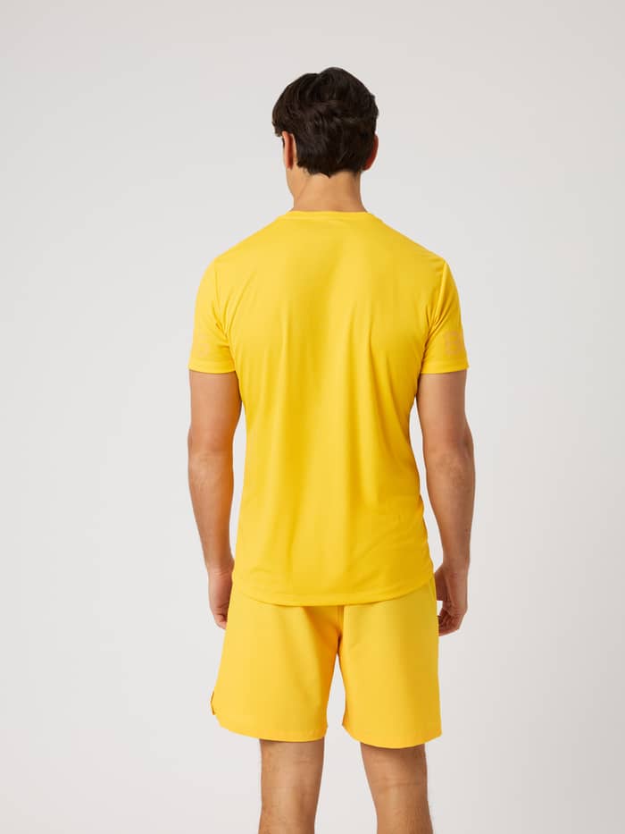 Achteraanzicht van het Borg Light T-Shirt in Citrus (Oranje), een lichtgewicht trainingstop met een langere lengte. - Image 2