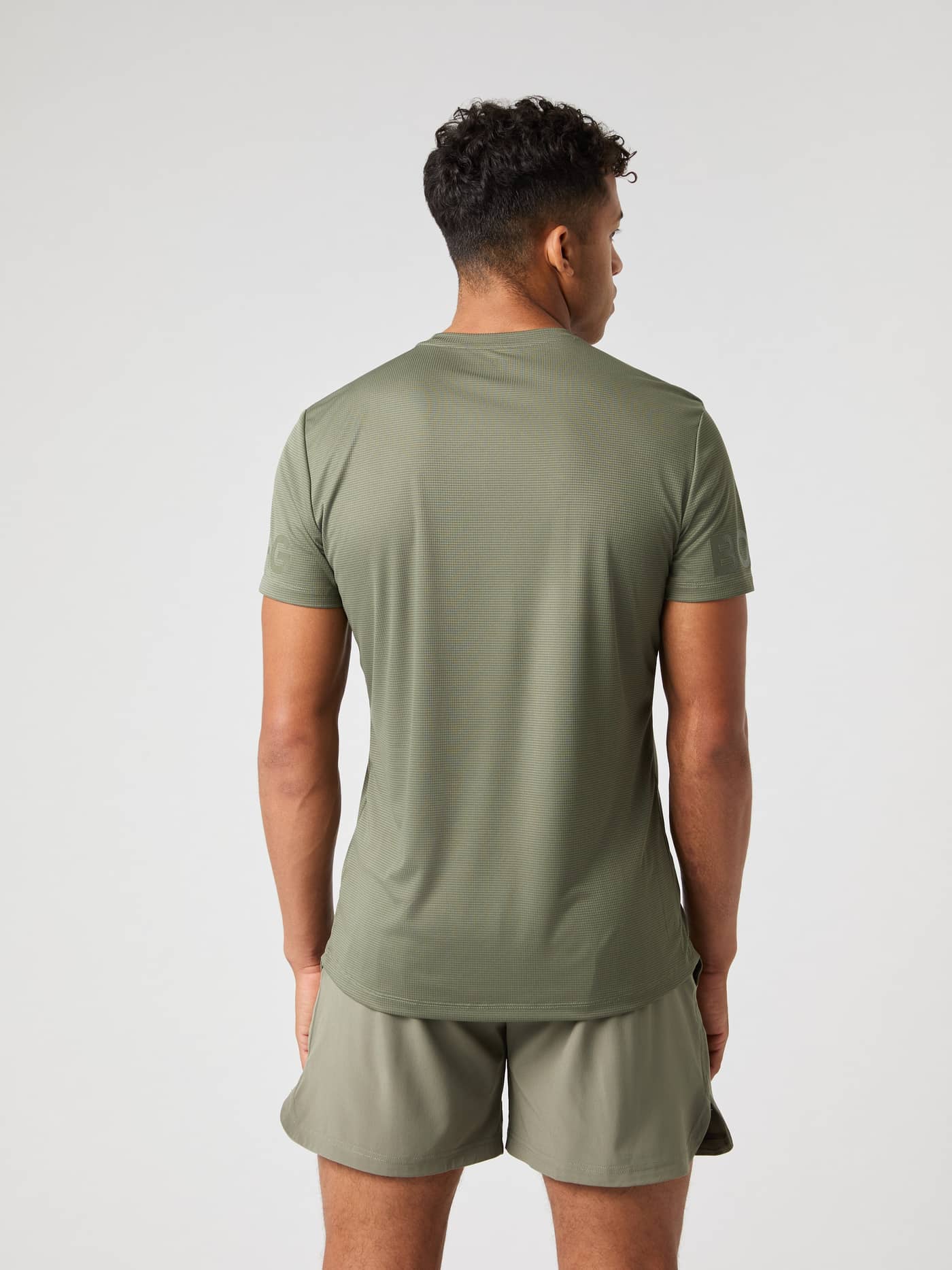 Borg Light T-Shirt i Dusty Olive (Grøn) set bagfra med tonale ærmeprint og struktureret stof til træning. - Image 2