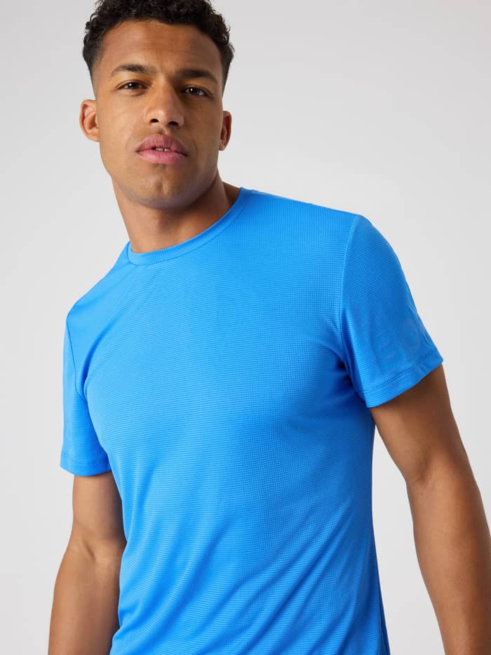 Vooraanzicht van een model in het Borg Light T-Shirt in Palace Blue (Blauw), een functioneel trainingsshirt met tonaal logo. - Image 5