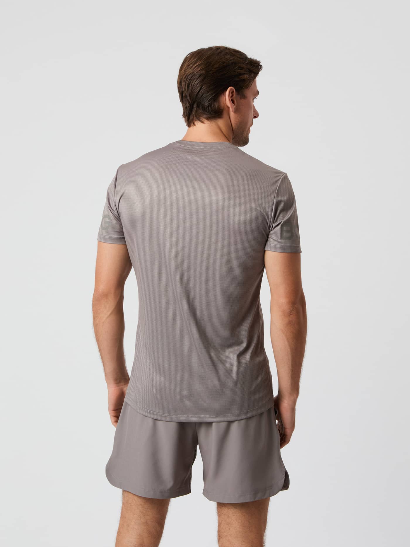 Vista posterior de la Borg Light T-Shirt en Brushed Nickel (Gris) para entrenamiento con detalles estampados en las mangas. - Image 2