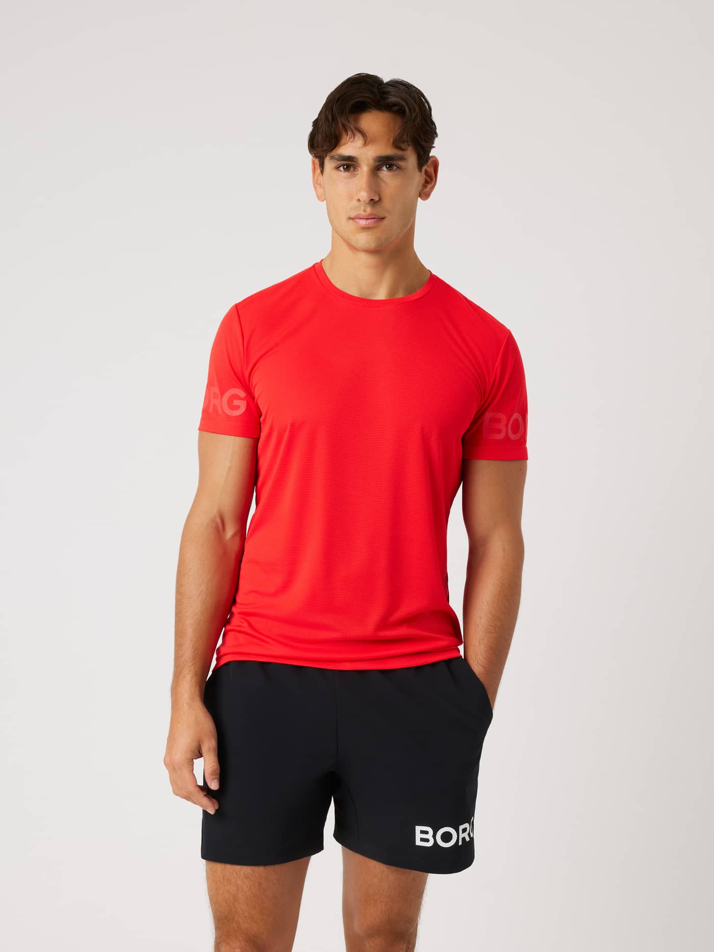 Vue de face d'un homme en Borg Light T-Shirt en Flame Scarlet (Rouge) avec logos ton sur ton pour le training. - Image 1