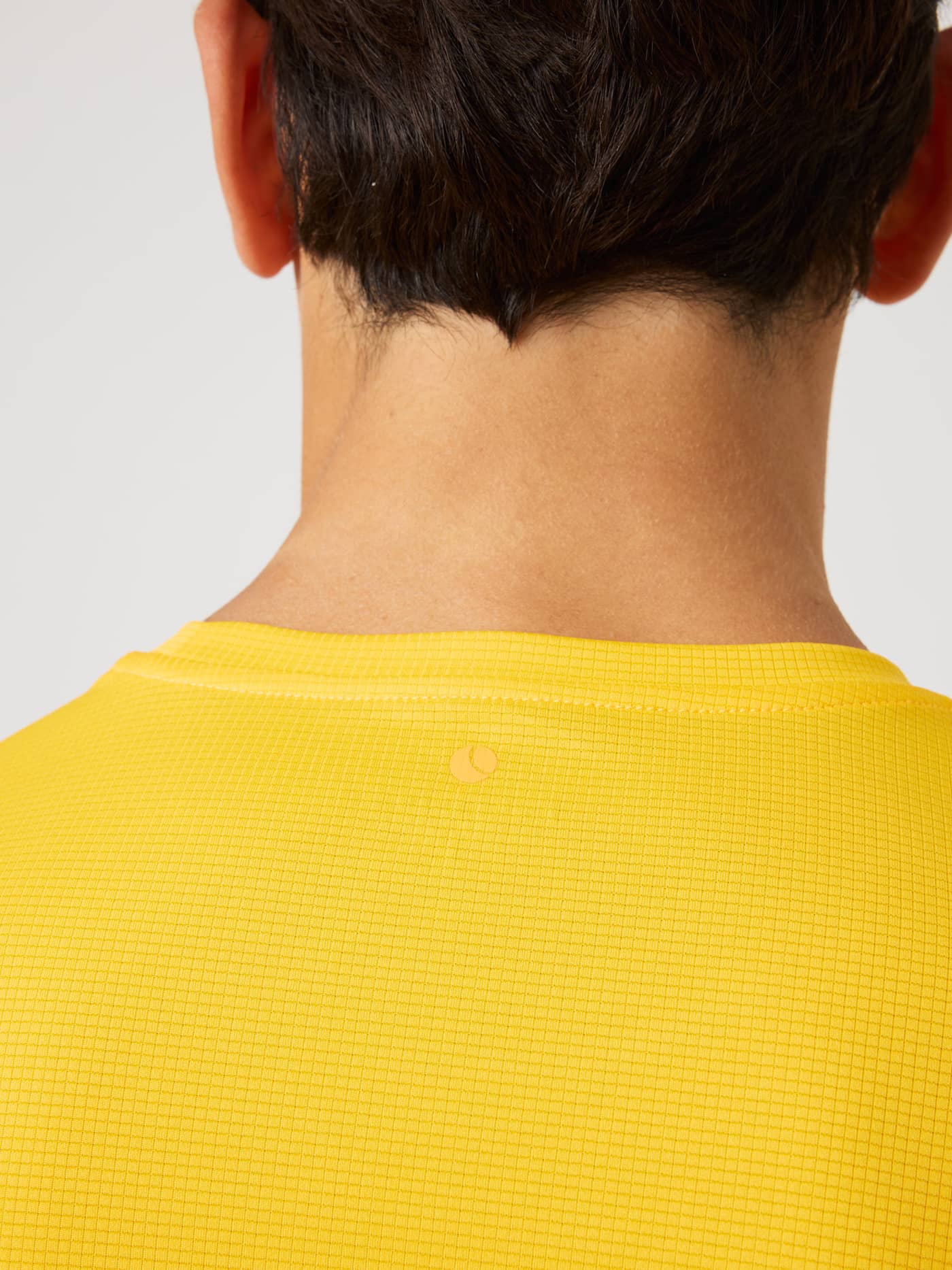 Borg Light T-Shirt i Citrus (Orange) set bagfra med tennisboldprint og struktureret jersey til træning og tennis. - Image 4