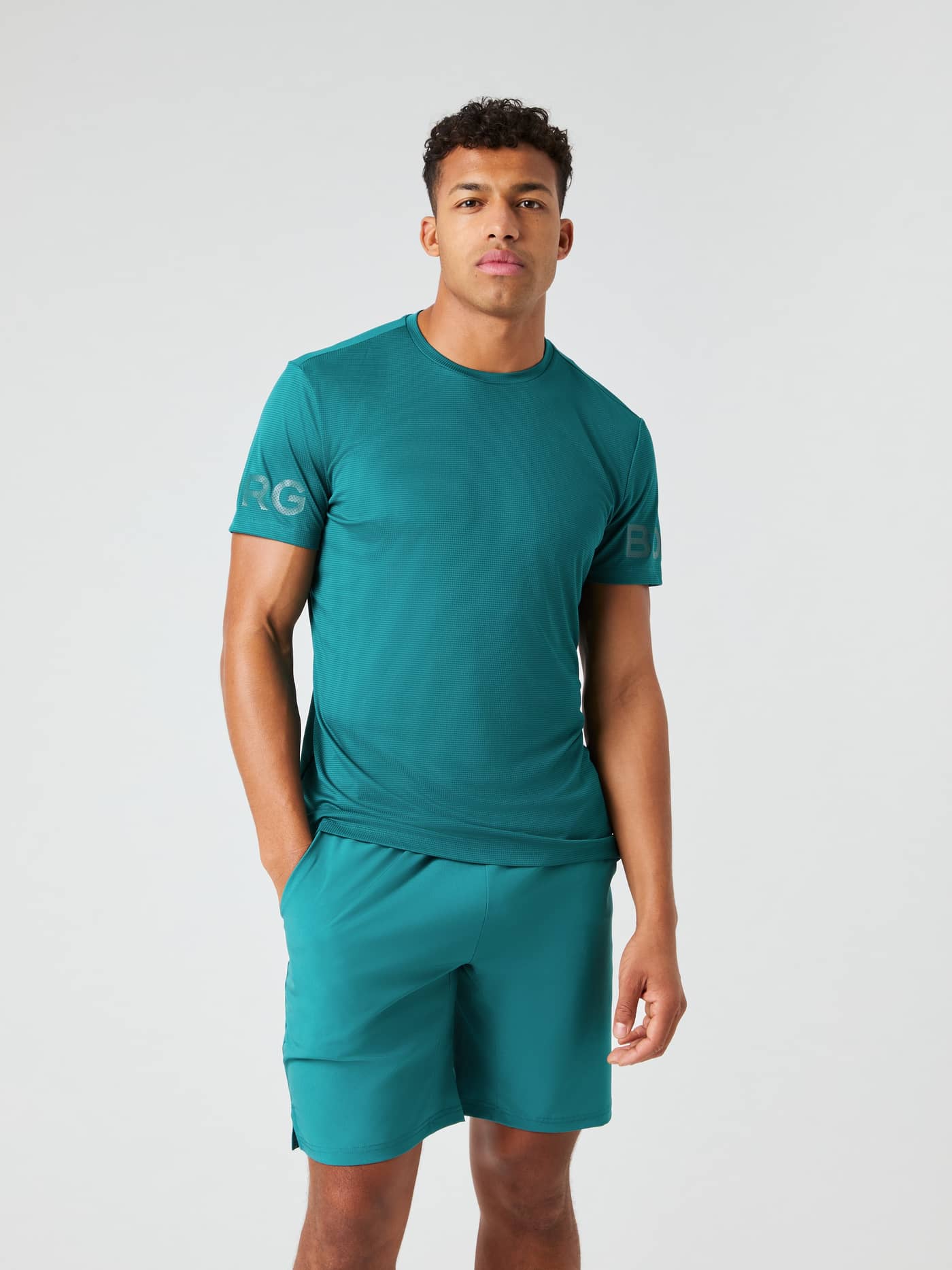 Borg Light T-Shirt i Shaded Spruce (Blå) set forfra med tonale logoer på ærmerne, ideel til træning. - Image 2