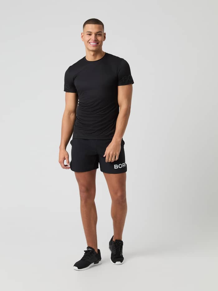 Ganzkörper-Vorderansicht eines Mannes im Borg Light T-Shirt in Black Beauty (Schwarz) für Training und Tennis. - Image 3