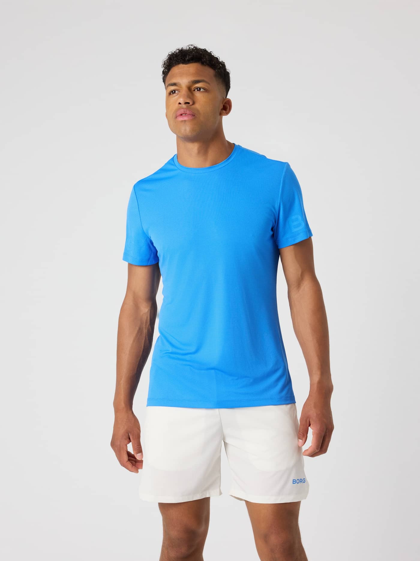 Vooraanzicht van een man in het Borg Light T-Shirt in Palace Blue (Blauw) met tonaal logo voor sport en training. - Image 1