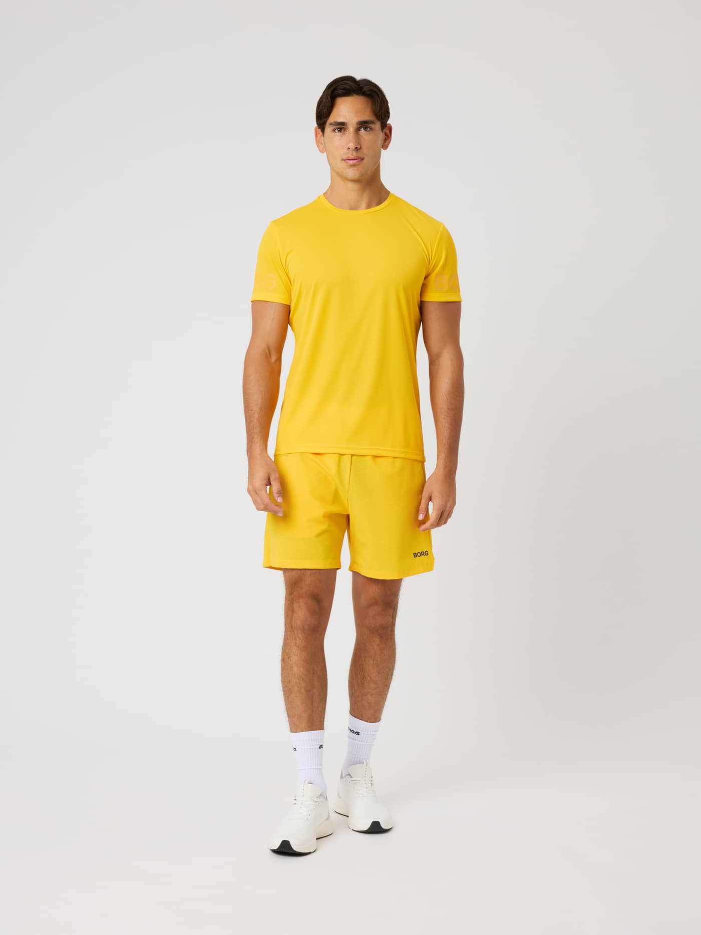Borg Light T-Shirt i Citrus (Orange) set forfra på en model, en let trænings-T-shirt med almindelig pasform til træning. - Image 3