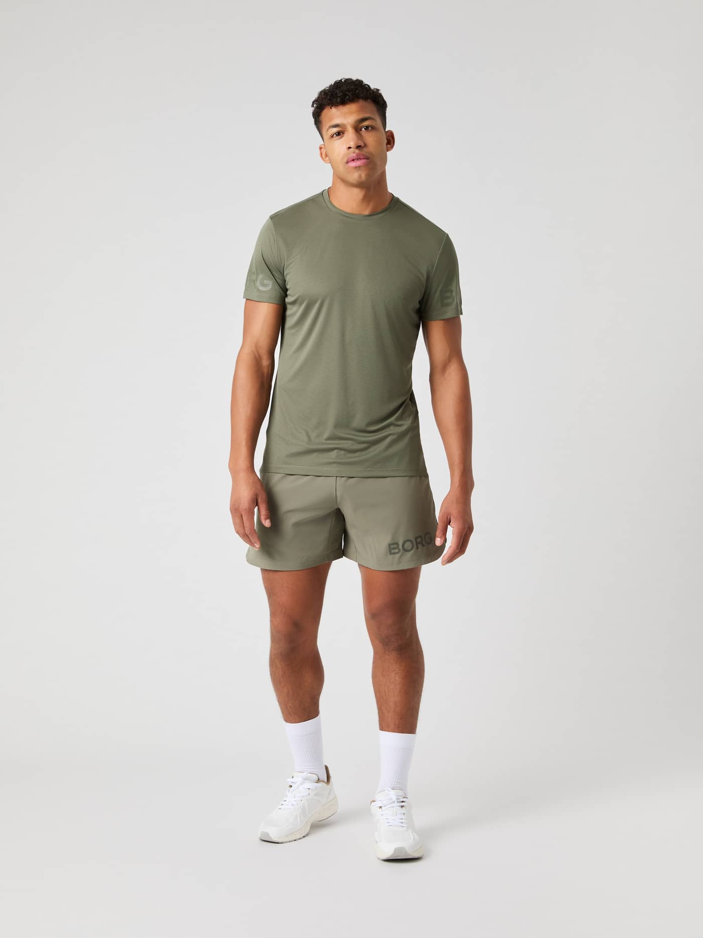 Borg Light T-Shirt i Dusty Olive (Grøn) set forfra med tonale logoer til træning. - Image 3