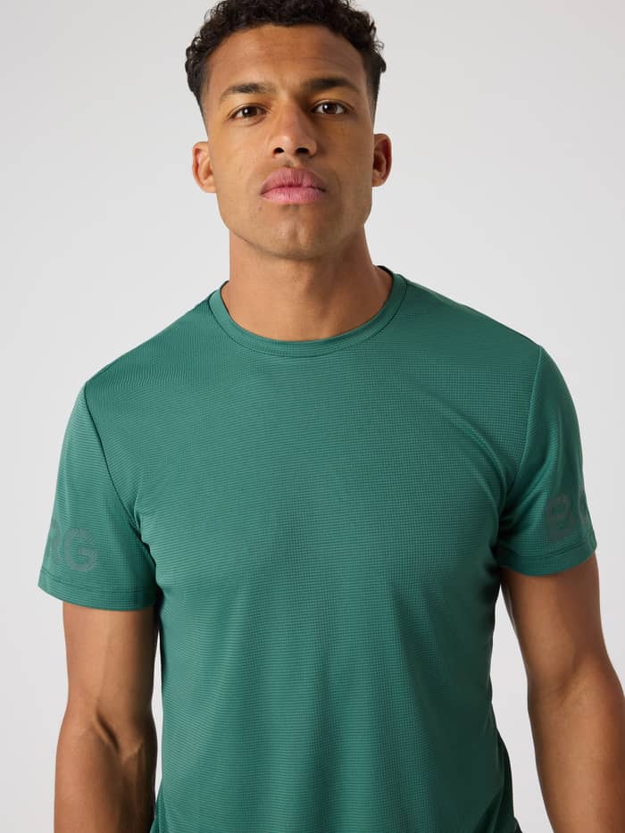 Vooraanzicht van een man in het Mallard Green (Groen) Borg Light T-Shirt voor training en tennis met gestructureerde jersey. - Image 5