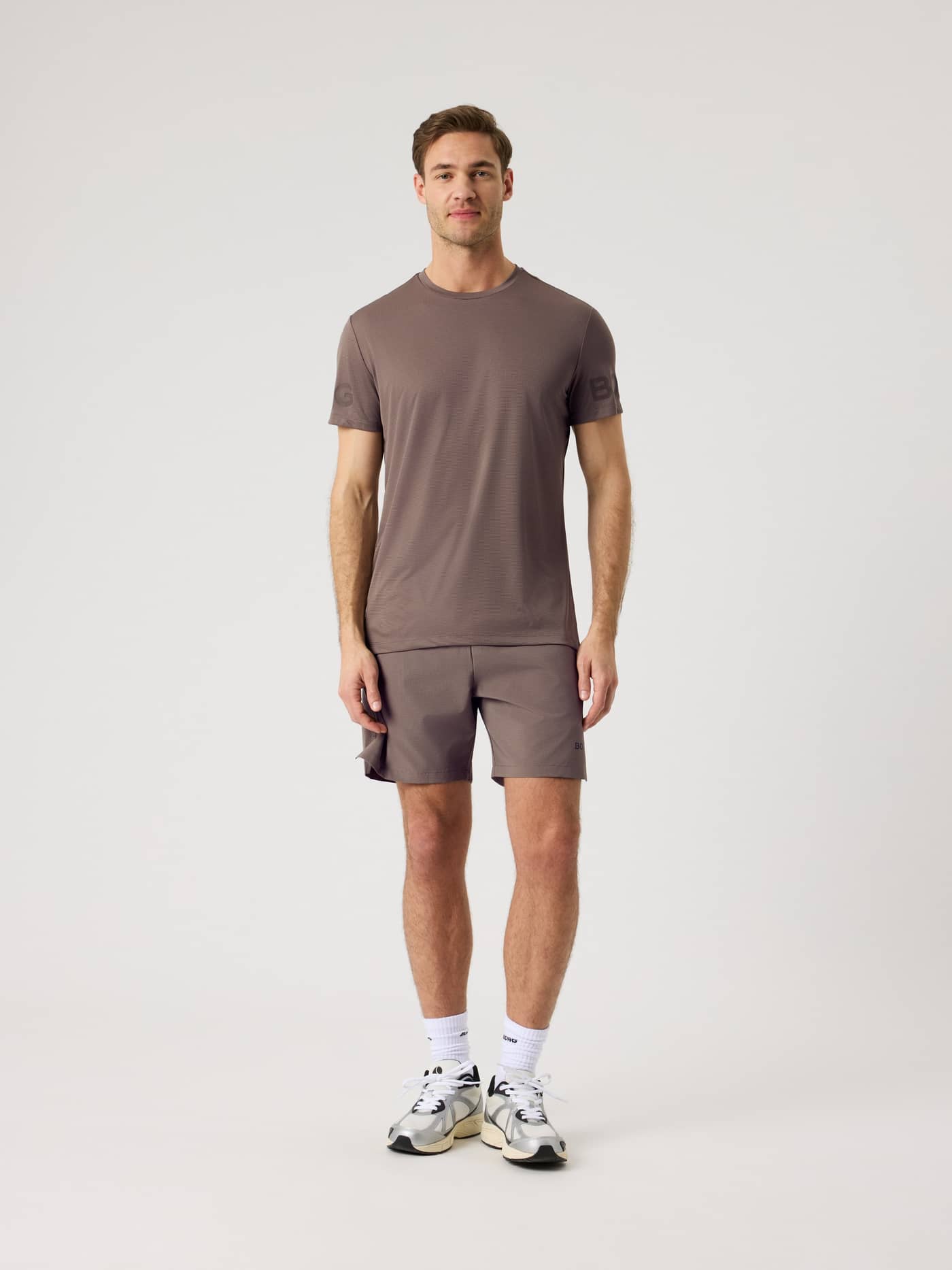 Vooraanzicht van een man in het gestructureerde Borg Light T-Shirt in Falcon (Bruin) voor training met subtiele mouwlogo's. - Image 3
