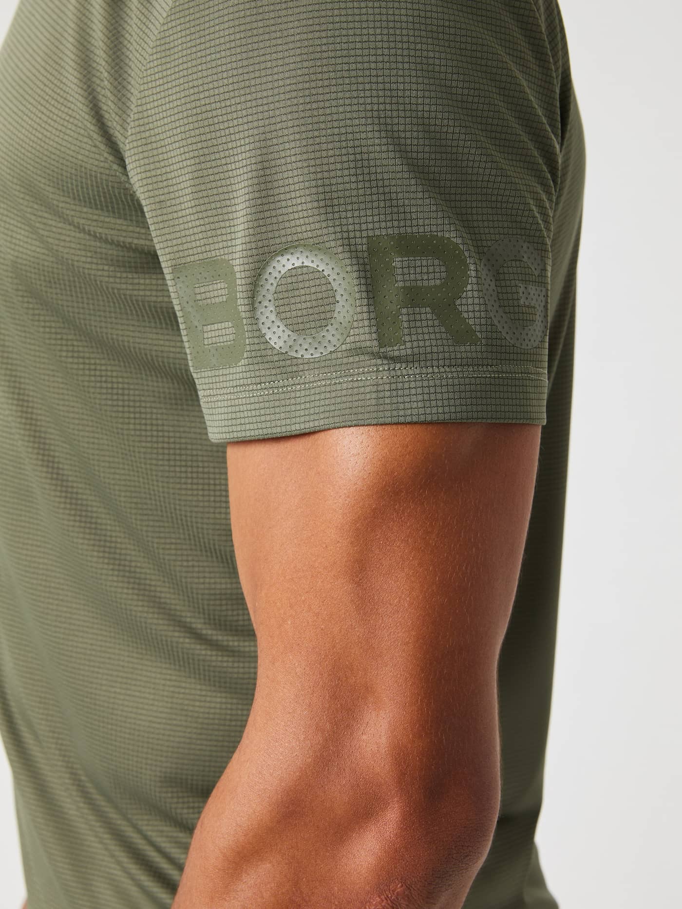 Borg Light T-Shirt i Dusty Olive (Grøn) i et nærbillede med et tonalt BORG-logo og struktureret stof til træning. - Image 5