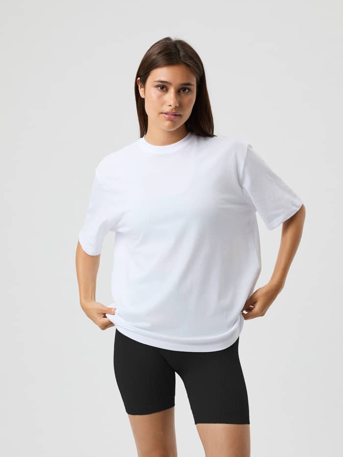 Björn Borg Studio Oversized T-Shirt in Brilliant White (Wit) voor dames in vooraanzicht, perfect voor studio training. - Image 3
