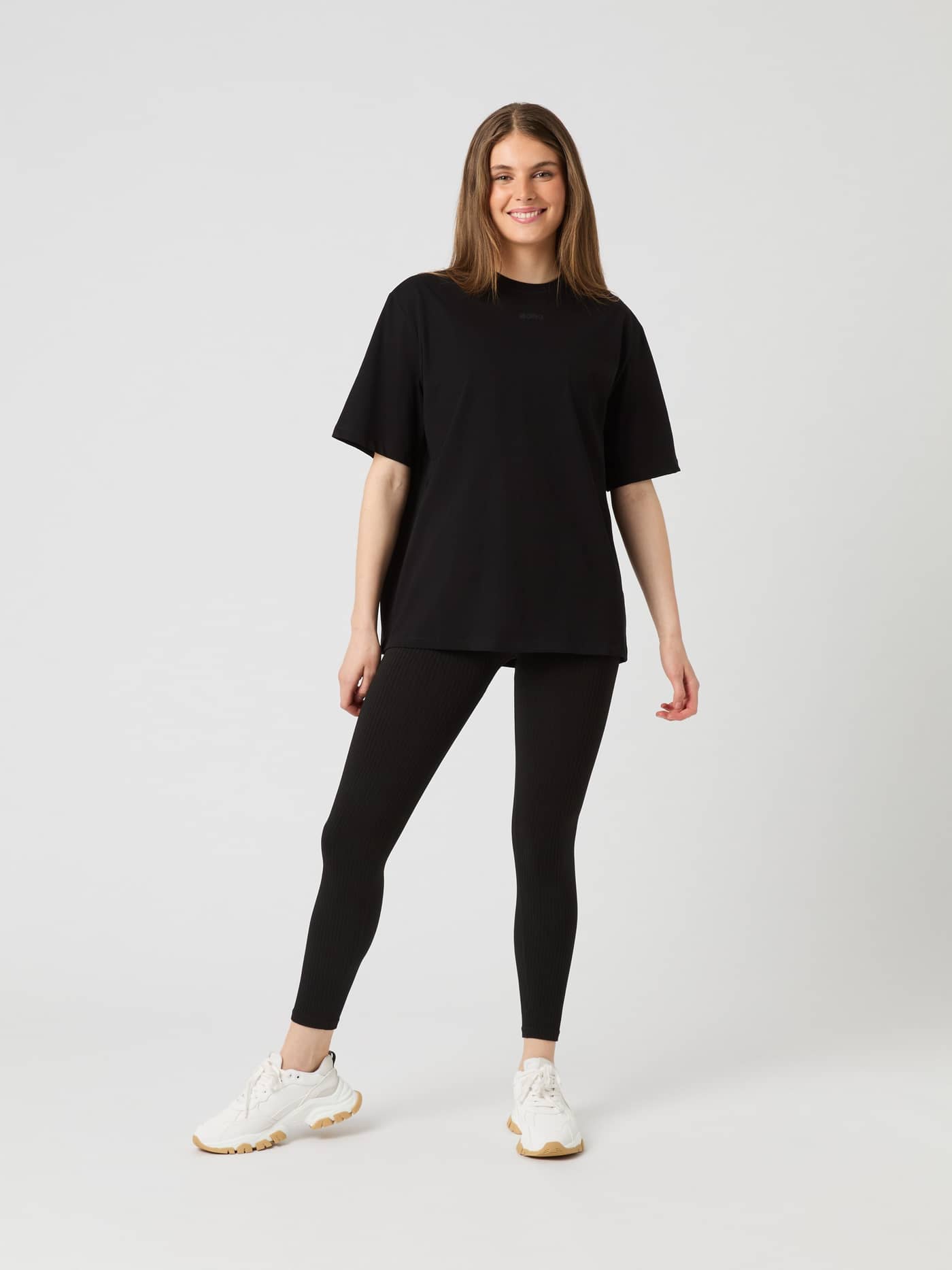 Ganzkörper-Vorderansicht des Studio Oversized T-Shirt in Black Beauty (Schwarz) mit lockerer Passform für das Training. - Image 3