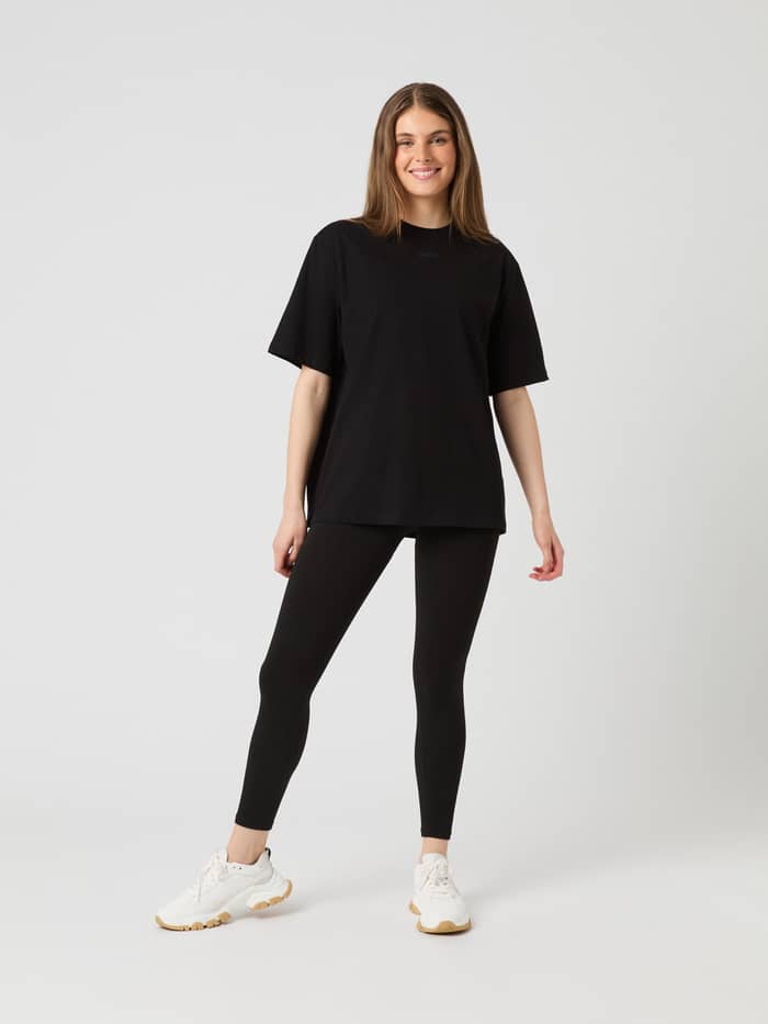 Studio Oversized T-Shirt in Black Beauty (Zwart) met een losse pasvorm voor dames, getoond in vooraanzicht. - Image 3