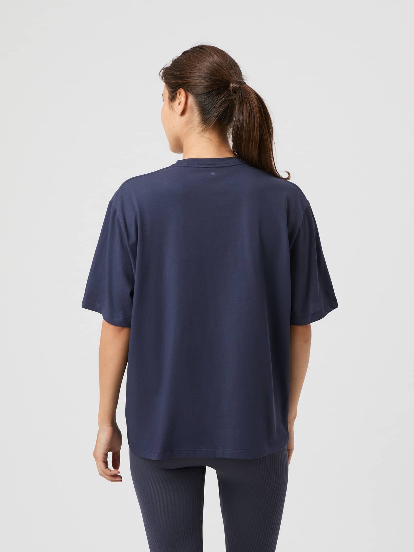 Björn Borg Studio Oversized T-Shirt i Odyssey Gray (Grå) sedd bakifrån med en lös passform för studioträning. - Image 2